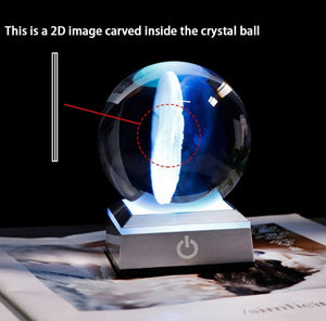 Gravierte Kristallkugel mit LED-Lichtsockel
