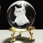 Gravierte Kristallkugel mit Hund und Katze