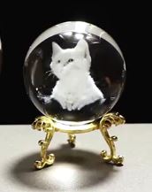 Gravierte Kristallkugel mit Hund und Katze